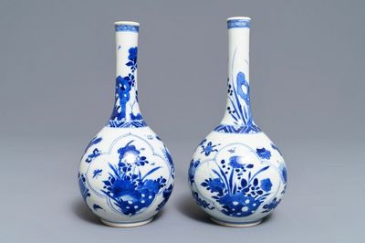 Een paar Chinese blauwwitte flesvormige vazen, Kangxi