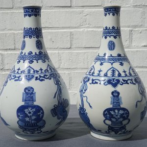 Een paar Chinese blauwwitte flesvormige vazen met kostbaarheden en franjes, Kangxi — foto 11