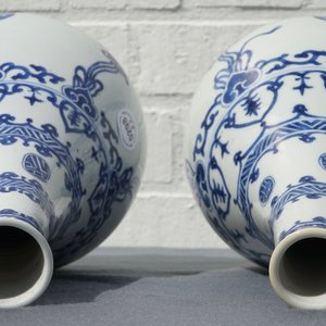 Een paar Chinese blauwwitte flesvormige vazen met kostbaarheden en franjes, Kangxi — foto 15
