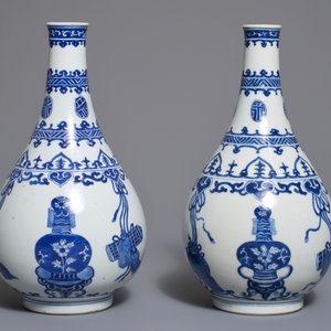 Een paar Chinese blauwwitte flesvormige vazen met kostbaarheden en franjes, Kangxi — foto 4
