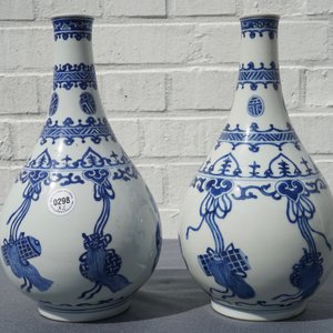 Een paar Chinese blauwwitte flesvormige vazen met kostbaarheden en franjes, Kangxi — foto 10