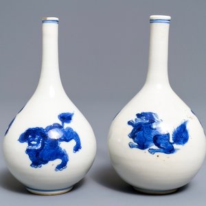 Een paar Chinese blauwwitte flesvormige vazen met kylins, Kangxi — foto 1