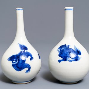 Een paar Chinese blauwwitte flesvormige vazen met kylins, Kangxi — foto 2