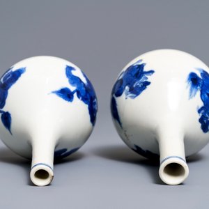 Een paar Chinese blauwwitte flesvormige vazen met kylins, Kangxi — foto 5