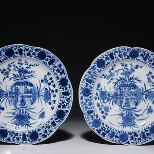 Een paar Chinese blauwwitte gelobde borden met figuratieve medaillons, Kangxi — foto 1