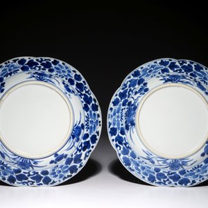 Een paar Chinese blauwwitte gelobde borden met figuratieve medaillons, Kangxi — foto 2