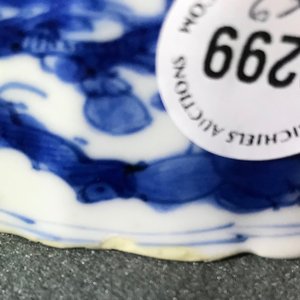 Een paar Chinese blauwwitte gelobde kommen met feniksen, Kangxi — foto 11