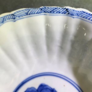 Een paar Chinese blauwwitte gelobde kommen met feniksen, Kangxi — foto 12