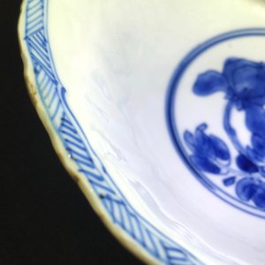 Een paar Chinese blauwwitte gelobde kommen met feniksen, Kangxi — foto 13