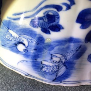 Een paar Chinese blauwwitte gelobde kommen met feniksen, Kangxi — foto 15