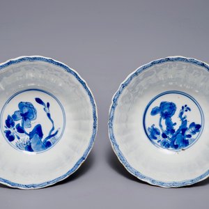 Een paar Chinese blauwwitte gelobde kommen met feniksen, Kangxi — foto 7