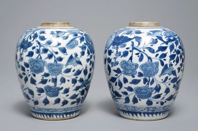 Een paar Chinese blauwwitte gemberpotten met floraal decor, Kangxi