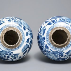 Een paar Chinese blauwwitte gemberpotten met floraal decor, Kangxi — foto 5