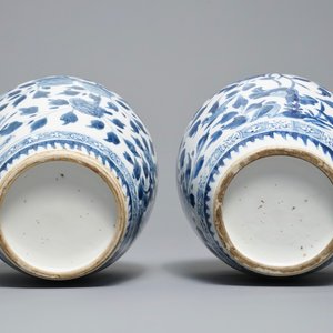 Een paar Chinese blauwwitte gemberpotten met floraal decor, Kangxi — foto 6
