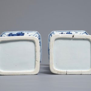 Een paar Chinese blauwwitte gu vazen met floraal decor, Kangxi — foto 6