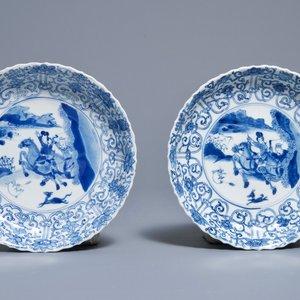 Een paar Chinese blauwwitte ‘Joosje te paard’ borden, Chenghua merken, Kangxi — foto 1