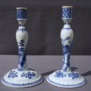 Een paar Chinese blauwwitte kandelaars, Kangxi/Qianlong — foto 12