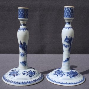 Een paar Chinese blauwwitte kandelaars, Kangxi/Qianlong — foto 13
