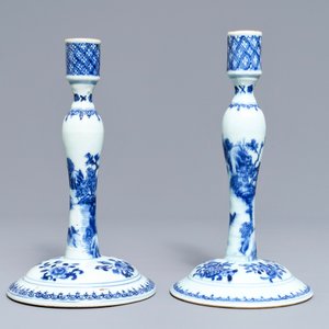 Een paar Chinese blauwwitte kandelaars, Kangxi/Qianlong — foto 4