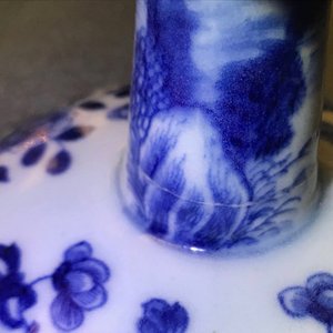 Een paar Chinese blauwwitte kandelaars, Kangxi/Qianlong — foto 8