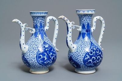 Een paar Chinese blauwwitte kannen voor de Islamitische markt, Kangxi