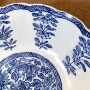 Een paar Chinese blauwwitte kommen op standvoet, Kangxi — foto 13