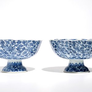 Een paar Chinese blauwwitte kommen op standvoet, Kangxi — foto 3