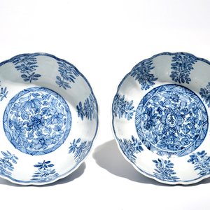 Een paar Chinese blauwwitte kommen op standvoet, Kangxi — foto 5