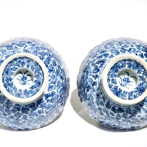 Een paar Chinese blauwwitte kommen op standvoet, Kangxi — foto 6