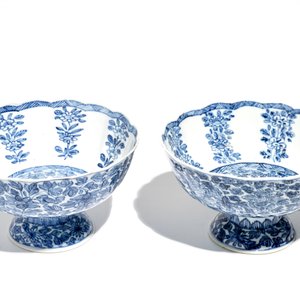 Een paar Chinese blauwwitte kommen op standvoet, Kangxi — foto 7