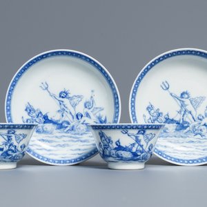 Een paar Chinese blauwwitte koppen en schotels met mythologisch decor van Neptunus, Qianlong — foto 1