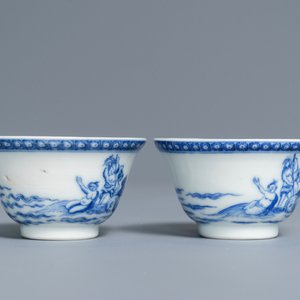 Een paar Chinese blauwwitte koppen en schotels met mythologisch decor van Neptunus, Qianlong — foto 7