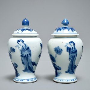 Een paar Chinese blauwwitte miniatuur dekselvaasjes of theebusjes, Kangxi — foto 2