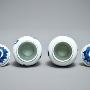 Een paar Chinese blauwwitte miniatuur dekselvaasjes of theebusjes, Kangxi — foto 6