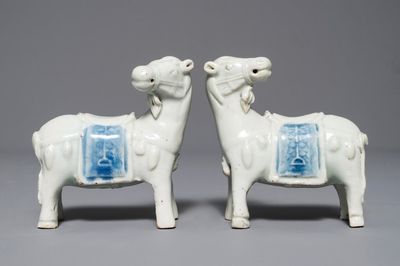 Een paar Chinese blauwwitte modellen van paarden, Qianlong