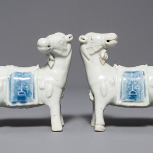 Een paar Chinese blauwwitte modellen van paarden, Qianlong — foto 1