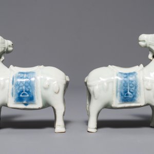 Een paar Chinese blauwwitte modellen van paarden, Qianlong — foto 3
