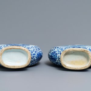 Een paar Chinese blauwwitte moonflask vazen, 19e eeuw — foto 5