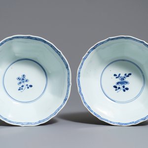 Een paar Chinese blauwwitte octagonale kommen, Kangxi — foto 6