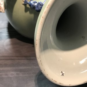 Een paar Chinese blauwwitte op celadon fondkleur vazen met onsterfelijken, 19e eeuw — foto 11