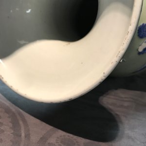 Een paar Chinese blauwwitte op celadon fondkleur vazen met onsterfelijken, 19e eeuw — foto 14