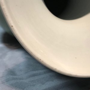 Een paar Chinese blauwwitte op celadon fondkleur vazen met onsterfelijken, 19e eeuw — foto 17