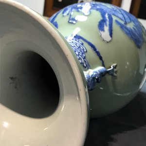 Een paar Chinese blauwwitte op celadon fondkleur vazen met onsterfelijken, 19e eeuw — foto 19