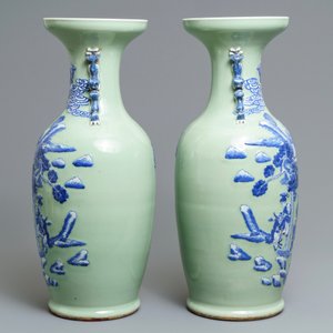 Een paar Chinese blauwwitte op celadon fondkleur vazen met onsterfelijken, 19e eeuw — foto 2