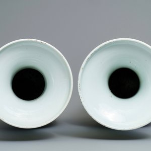 Een paar Chinese blauwwitte op celadon fondkleur vazen met onsterfelijken, 19e eeuw — foto 6