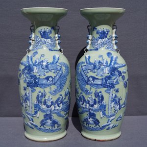Een paar Chinese blauwwitte op celadon fondkleur vazen met onsterfelijken, 19e eeuw — foto 7