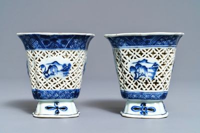 Een paar Chinese blauwwitte opengewerkte dubbelwandige bekers, Qianlong