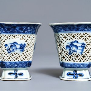 Een paar Chinese blauwwitte opengewerkte dubbelwandige bekers, Qianlong — foto 1