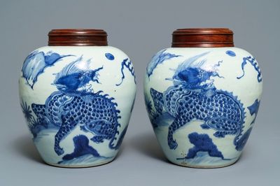Een paar Chinese blauwwitte potten met een kylin, Transitie periode