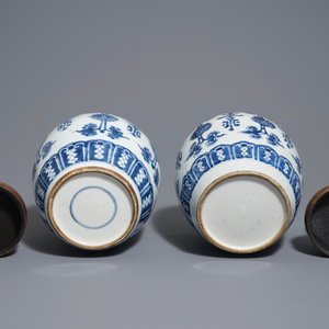 Een paar Chinese blauwwitte potten met houten deksels, 18/19e eeuw — foto 6